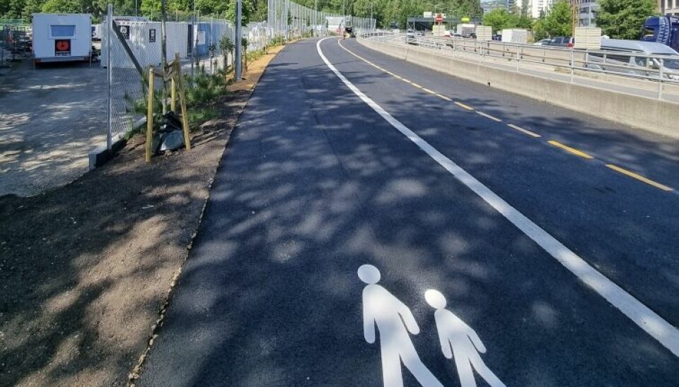 En del av landets mest trafikkerte sykkelstrekning er utvidet, fått gulstripe og eget fortau for fotgjengerne.