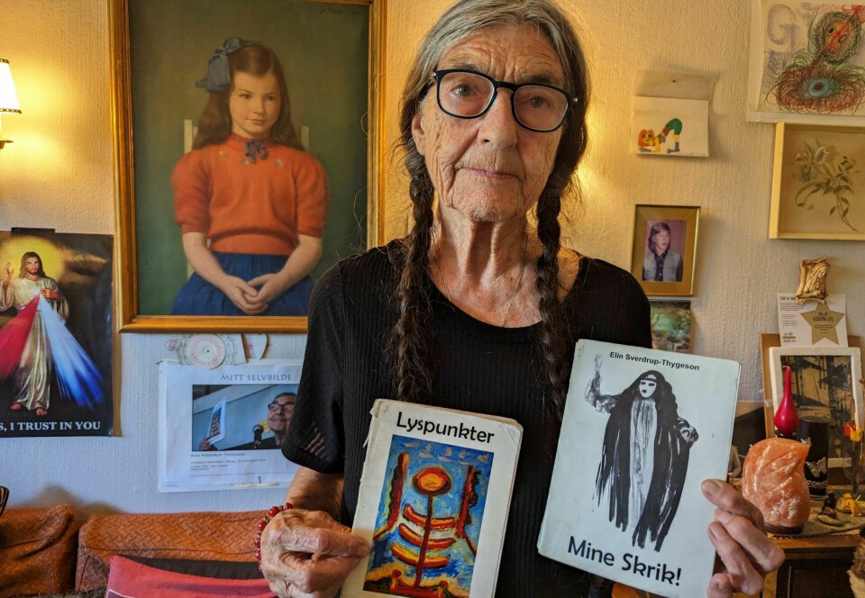 — Ordet gal er ganske skremmende for folk i Norge, forteller Elin Sverdrup-Thygeson (88). Her står hun med sine utgitte diktbøker.