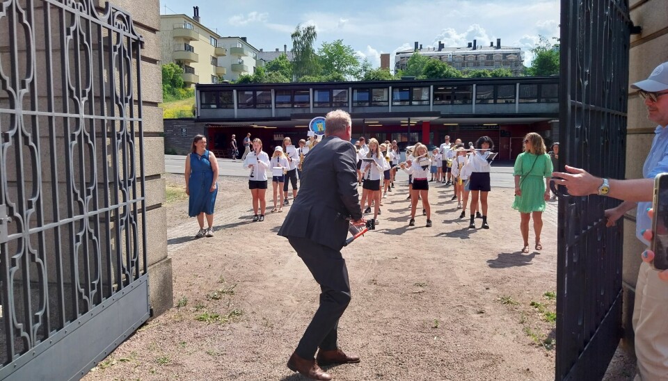 Byrådslader Raymond Johansen har gjort porten vid, og ønsker velkommen til de dyktige musikerne i Lilleborg skoles musikkorps.
