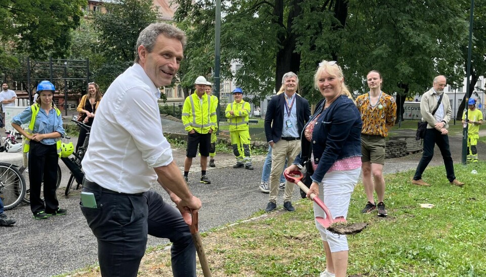 Arild Hermstad setter første spadestikk under åpningen av rehabiliteringsprosessen i Kristparken.