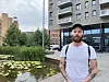 Mackenzie Murvine fra Ensjø reagerer på algeoppblomstringen i vannspeilet på torget.