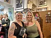 Nina Johannessen og Janne Andresen i kø for å få bok signert av Patti Smith.