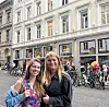 Veslemøy Andersen og Billie Schøne-Saxegaard har fått bøker signert av Patti Smith.