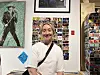 Julie H. Amundsen står i kø for å få bok signert av Patti Smith