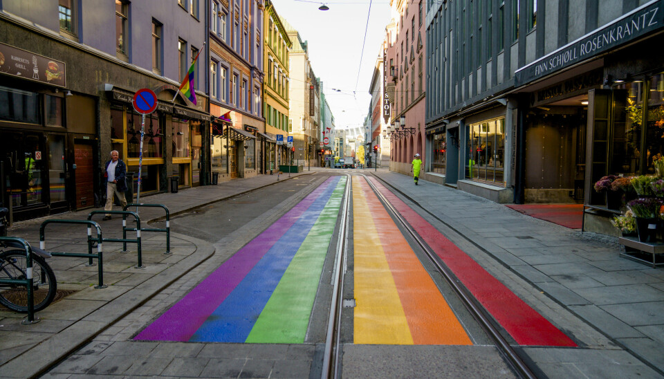 Rosenkrantz' gate ble farget i regnbuefarger utenfor London pub etter masseskytingen i Oslo 25. juni.
