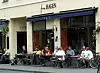 OSLO 20000727: Caféen Fru Hagen på Grünerløkka. Folk hygger seg på fortausrestauranten.