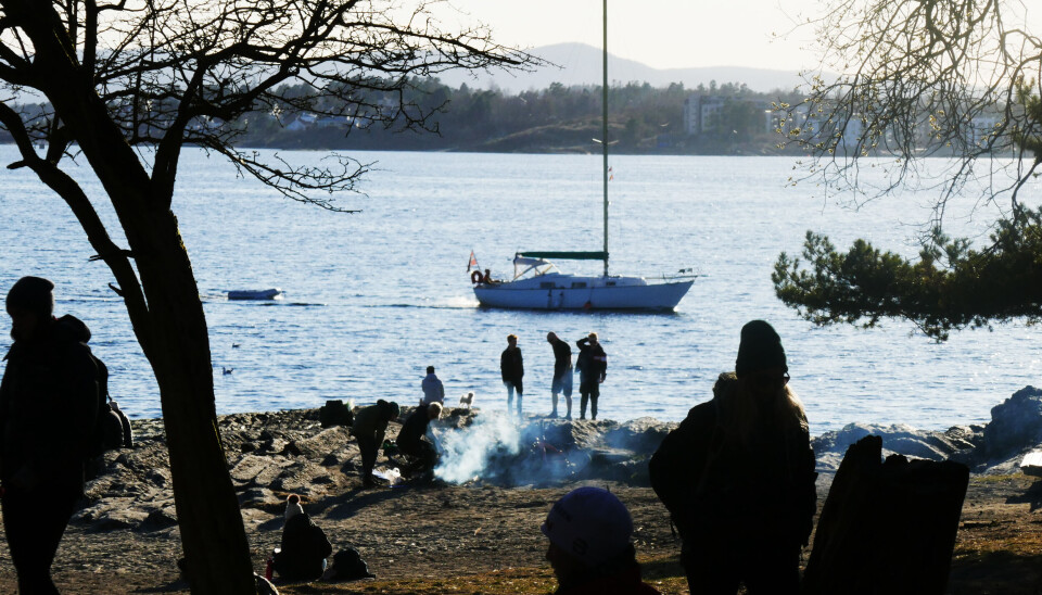 Oslo 20200321. Mange hadde tatt turen til Paradisbukta på Bygdøy i Oslo i det fine vårværet lørdag. Det er ikke like lett å holde den anbefalte avstanden til andre av hensyn til korona smitte. Faren med mange mennesker som strømmer til de mest populære utfartsstedene som Bygdøy. Det sikreste er nok å nyte vårsola i en seilbåt.