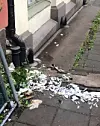Sprøytenåler og annet søppel i gangveien ved siden av Kristparken.