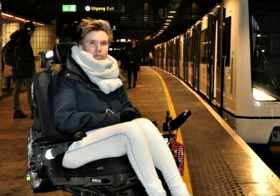 Rina Wesenberg (Rødt) viser hvor vanskelig det er for rullestolbrukere på mange av T-baenstasjonene.