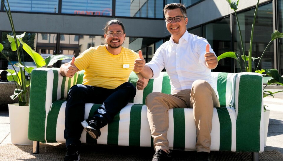 I en sofa fra IKEA sitter Björn Abanilla Karlsson, som skal lede IKEA Majorstuen, og administrerende direktør for IKEA Norge, Carl Aaby.
