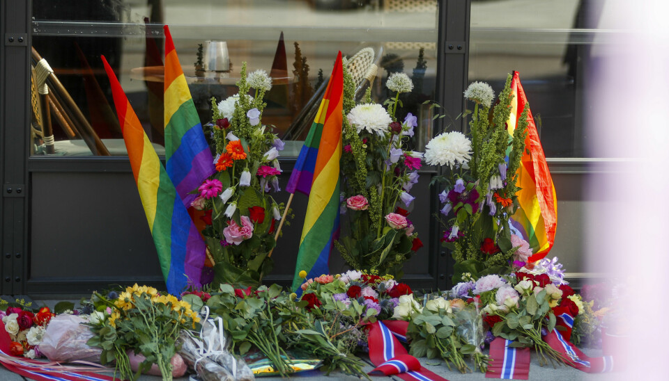 Oslo 20230625. Mye blomster i forbindelse med 25 juni markeringen av terrorangrepet mot Pridearrangementet i 2022.Foto: Frederik Ringnes / NTB