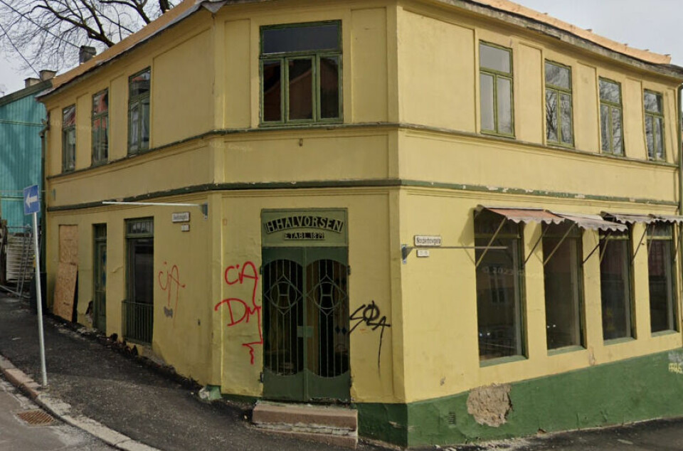 I Skedsmogata 1 ble det åpnet kolonialforretning i 1879, som ble drevet frem til 1985. Så var lokalene bruktbutikk frem til 2018.