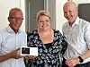 Seksjonssjef Svein-Rune Bjørkmo viser frem RoomMate nr. 10 000 sammen med byråd Marthe Scharning Lund og Jon Slorer fra Sensio.