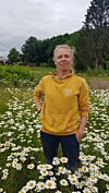 Runa Sandnes i blomsterengen hennes på Ola Narr.