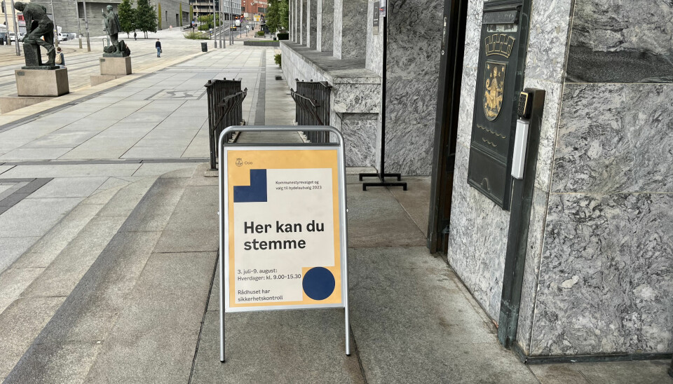Skilt utenfor Oslo rådhus som viser hvor du kan forhåndsstemme.