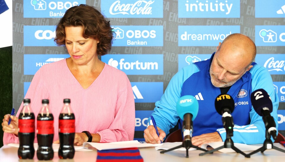 Geir Bakke signerer kontrakten med Vålerenga, med styreleder Tuva Ørbeck Sørheim som tilskuer.