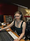 Rebekka Louise Garcia Benito i musikkstudioet.