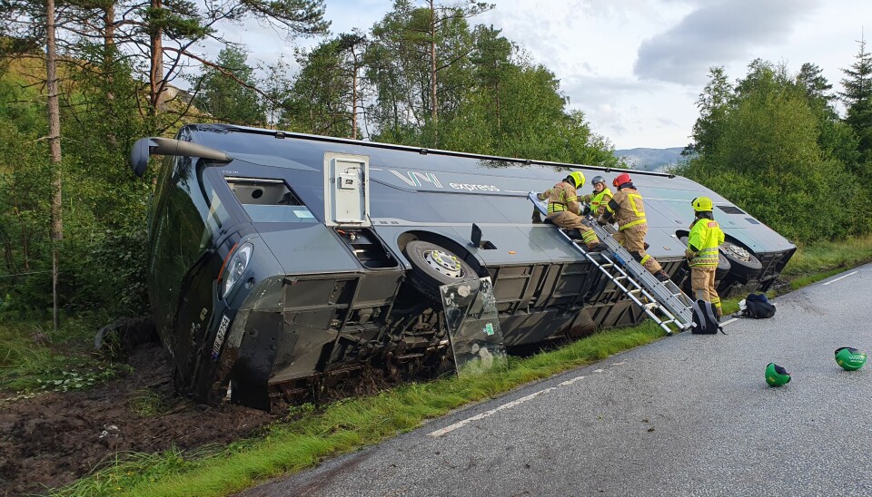 Nattbussen fra Oslo kjørte av veien og veltet på E39 ved Sunnfjord søndag morgen. Ingen ble alvorlig skadd.