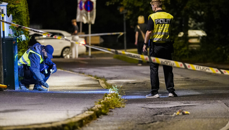 Oslo 20230803. Krimteknikere på stedet når en person er alvorlig skadd etter knivstikking på åpen gate på Skøyenåsen.