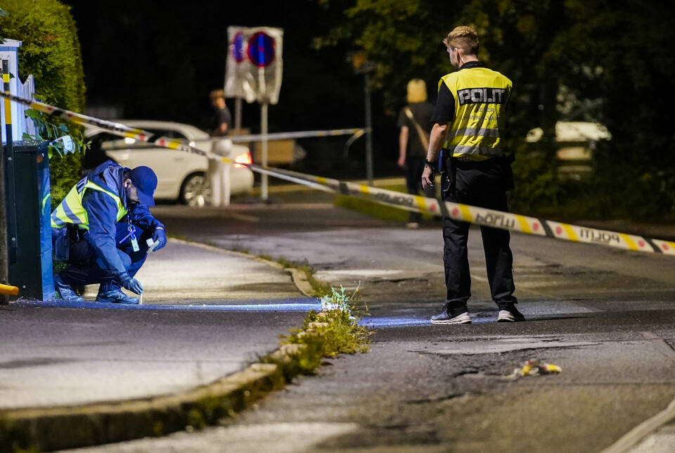 Oslo 20230803. Krimteknikere på stedet når en person er alvorlig skadd etter knivstikking på åpen gate på Skøyenåsen.