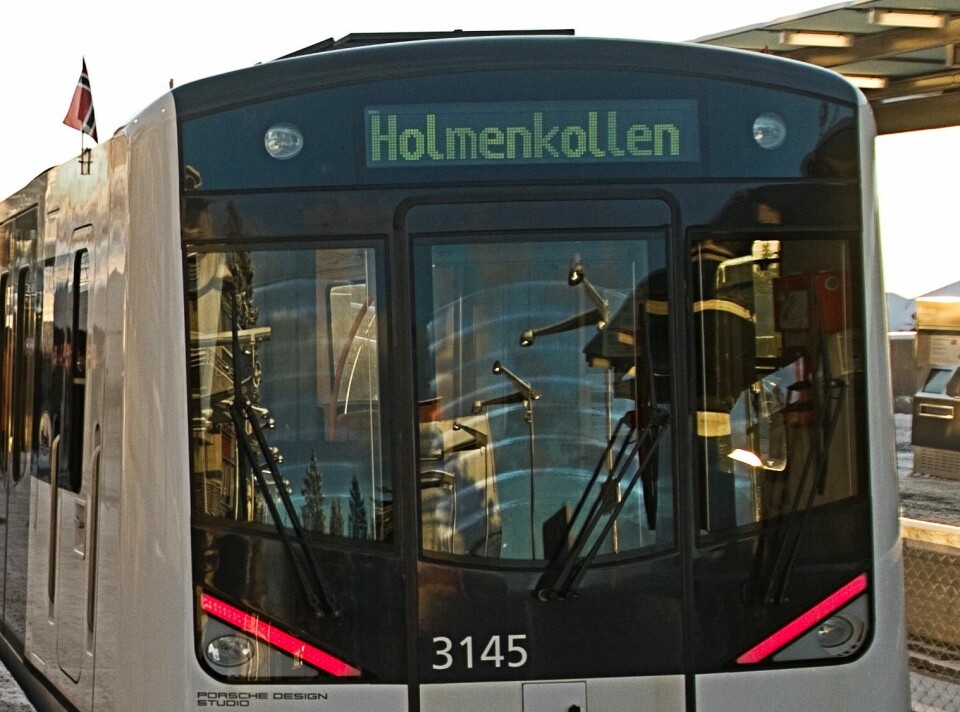 Oslo 20101206. Den nye Holmenkollbanen ble åpnet mandag formiddag av kong Harald. Her fra Holmenkollen stasjon med det nye togsettet MX .Foto: Terje Bendiksby / NTB .