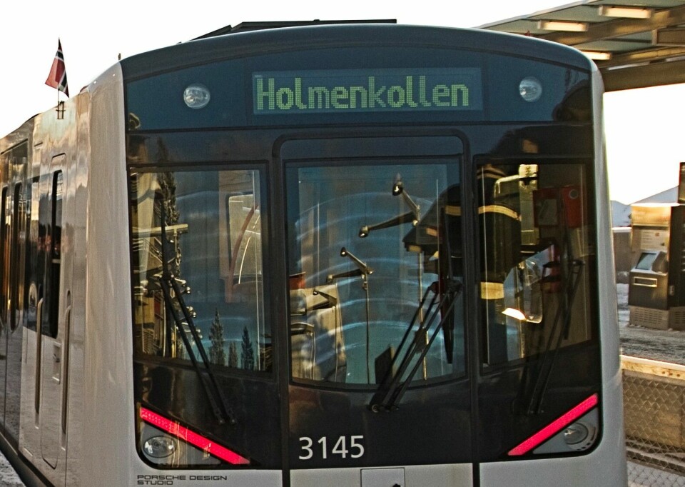 Oslo 20101206. Den nye Holmenkollbanen ble åpnet mandag formiddag av kong Harald. Her fra Holmenkollen stasjon med det nye togsettet MX .Foto: Terje Bendiksby / NTB .