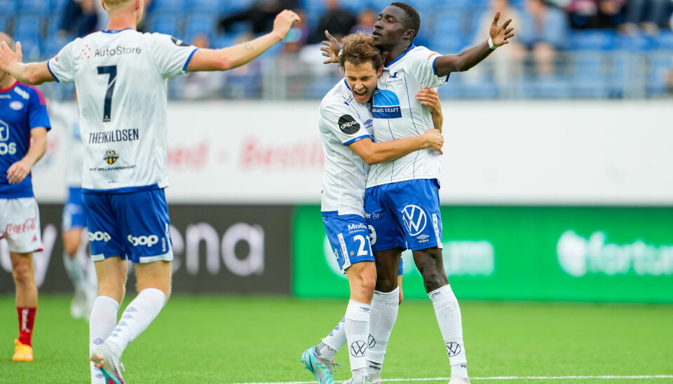 Vålerenga feirer etter Sory Diarra scorer under eliteseriekampen i fotball mellom Vålerenga og FK Haugesund på Intility Arena.