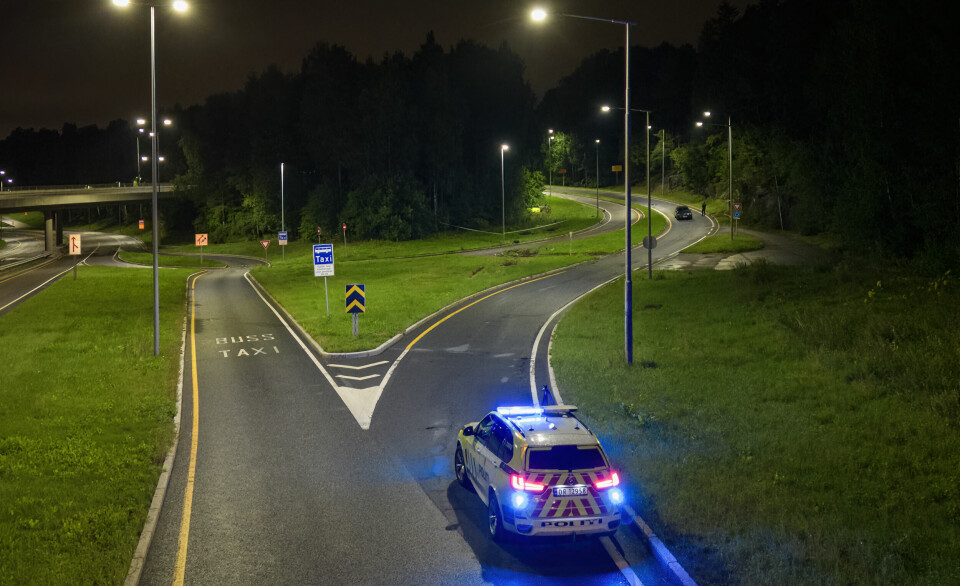 Oslo 20230811. Nødetater er på stedet etter to personer ble kritisk skadet i en trafikkulykke på E18 i Oslo fredag kveld.