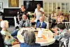 Mange fremmøtte på Grünerløkka seniorsenter da eldrebyråd Marte Scharning Lund (Ap) kom på valgkampbesøk. Til h. leder av eldrerådet i bydel grünerløkka, Sverre Dahle.