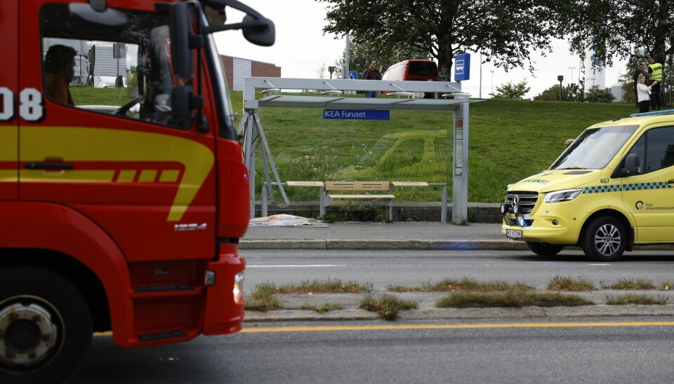 Oslo 20230824. En bil skal ha kjørt inn i et busskur ved IKEA Furuset.