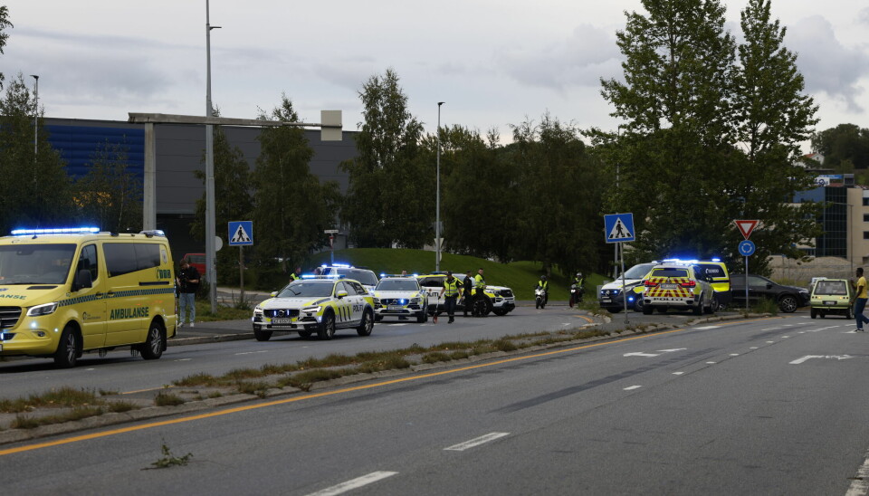 Oslo 20230824. En bil skal ha kjørt inn i et busskur ved IKEA Furuset.