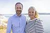 Neidenelva 20230711. Kronprins Haakon og kronprinsesse Mette-Marit fotografert ved Neidenelva i Sør-Varanger kommune. Kronprinsfamilien seiler i disse dager med Kongeskipet Norge langs kysten av Finnmark.Foto: Jan Langhaug / NTB