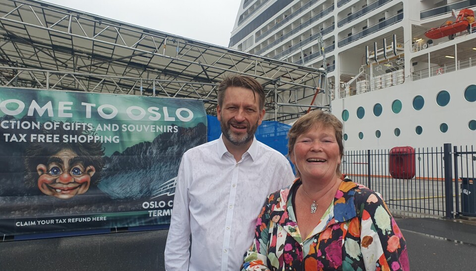 Byrådslederkandidat Eirik Lae Solberg og bystyrekandidat Tove Gjersrud i Oslo Høyre foran cruiseskipet «MSC Poesia», som hadde snuhavn på Filipstad fredag.