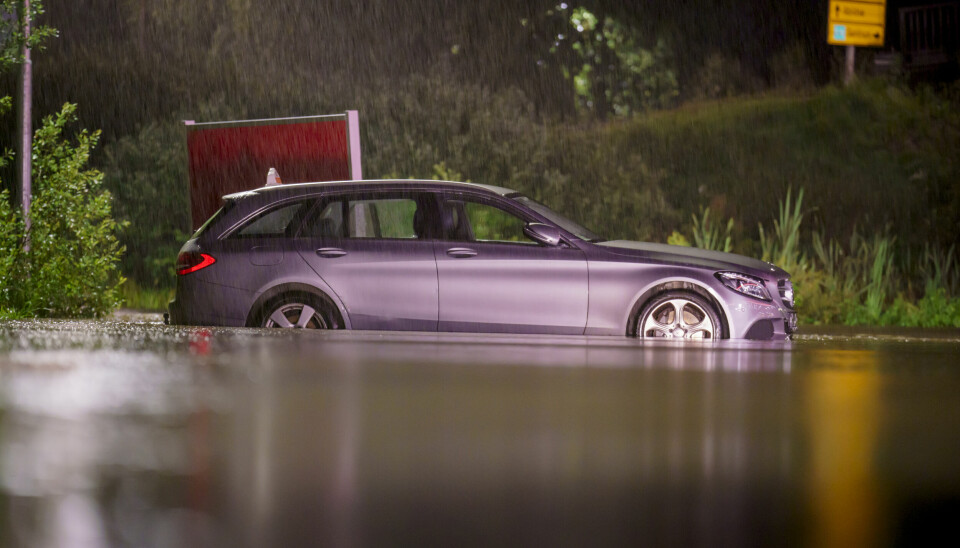 Oslo 20230827. En bil står i vannet ved Abildsø i Oslo. Kraftig nedbør i Oslo fører til stengte veier natt til søndag. Både E6 og E18 er stengt på grunn av overvann.Foto: Stian Lysberg Solum / NTB