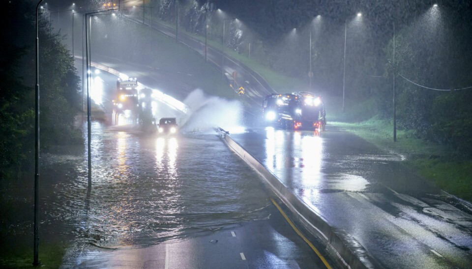 Oslo 20230827. En biler kjører i vannet på E6 ved Abildsø i Oslo. Kraftig nedbør i Oslo fører til stengte veier natt til søndag. Både E6 og E18 er stengt på grunn av overvann.Foto: Stian Lysberg Solum / NTB