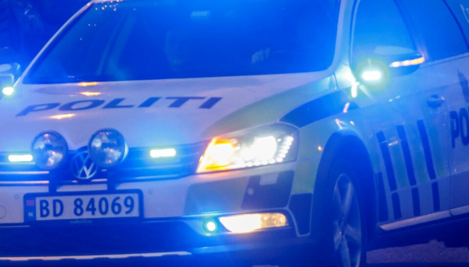 SKI 20161213.Politiet i arbeid. Politibil med blålys i fart. Foto: Heiko Junge / NTB
