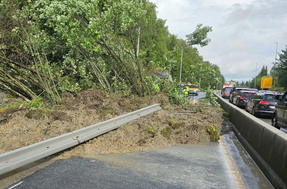Et jordskred har gått over deler av E6 ved Abildsø. Statens vegvesen ber bilister i Oslo om å unngå å kjøre hvis de kan.