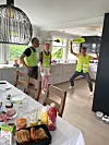Viggo Venn, årets norske vinner av Britain’s got talent, står høyt i kurs i familien Håbrekke. Reidar til høyre og hans kjæreste Olina.