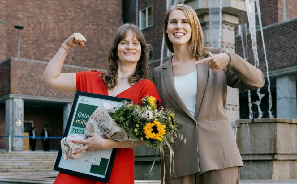 Miljøbyråd Sirin Hellvin Stav (MDG) overrakte Anne Dubrau prisen som 'Årets grønne innbygger' i Oslo.