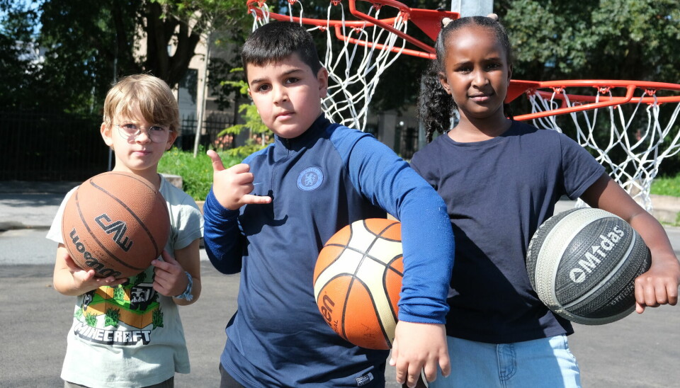 Hawdam (8), Ryan (8) og Leonard (8) er glade for at Tøyen endelig har fått en helt unik basketball-park.