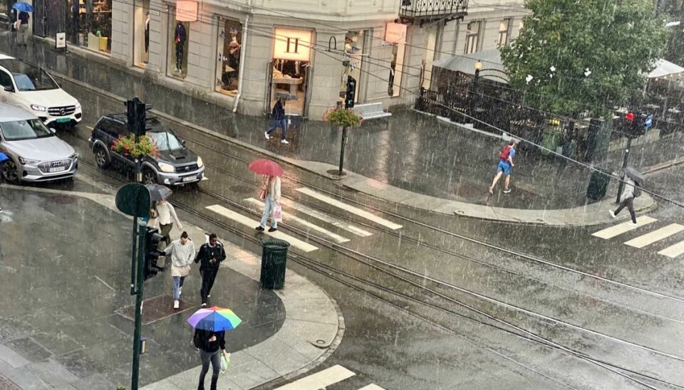 Regn regnvær Majorstua folk på gata fortau regntøy paraply nedbør fotgjengere Foto:Ingri Valen Egeland