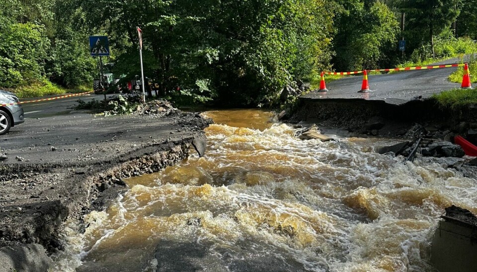 Voldsomt regnvær har skylt vekk deler av Ljabruveien mellom Slimeveien og Bjørnerudveien. Foto: Bymiljøetaten / Oslo kommune