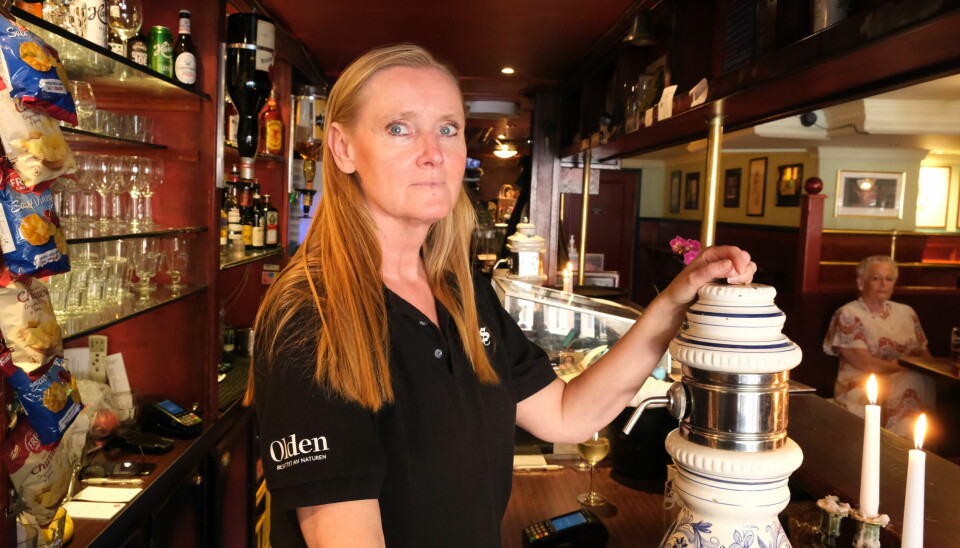 Bartender Linda har jobbet i 28 år på Burns.