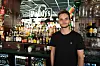 Bartender på Paddy's, Olav Moen (24), sier stamkunder forteller om hvor trist det er at de nå må stenge. – Den sosiale delen av hverdagen til mange forsvinner nok litt da, sier han.
