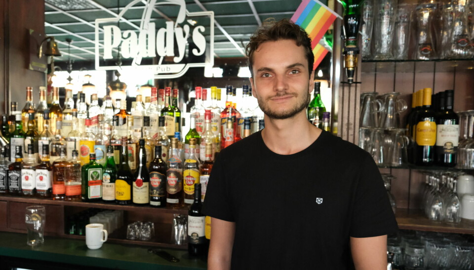 Bartender på Paddy's, Olav Moen (24), sier stamkunder forteller om hvor trist det er at de nå må stenge. – Den sosiale delen av hverdagen til mange forsvinner nok litt da, sier han.
