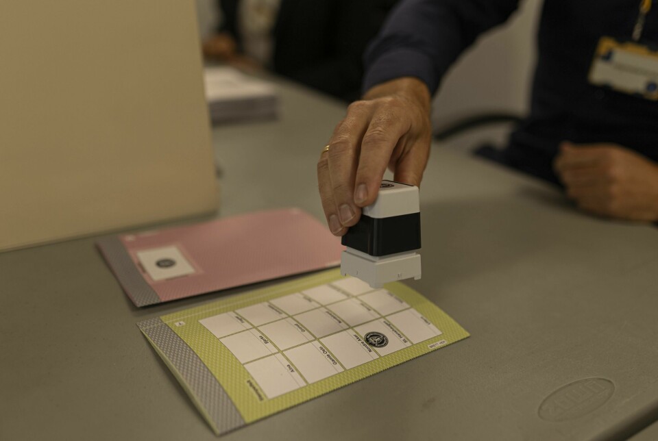 De to stemmesedlene stemples før de legges i valgurnen av velgeren.