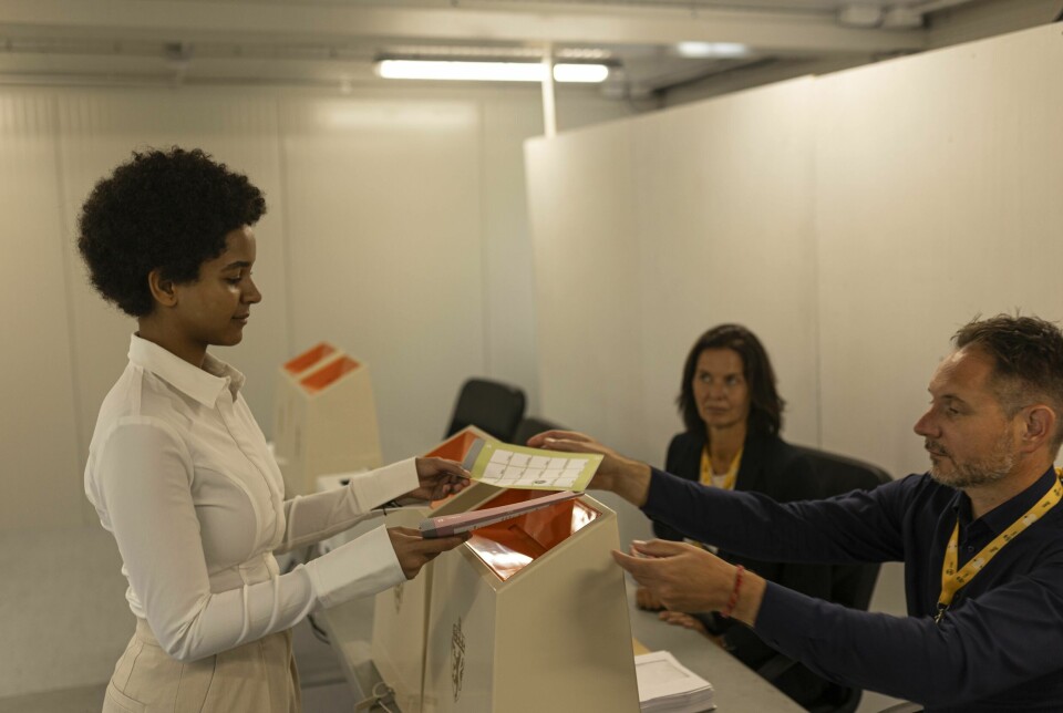 Valgmedarbeidere i arbeid i stemmelokalet mens stemmene avlegges.