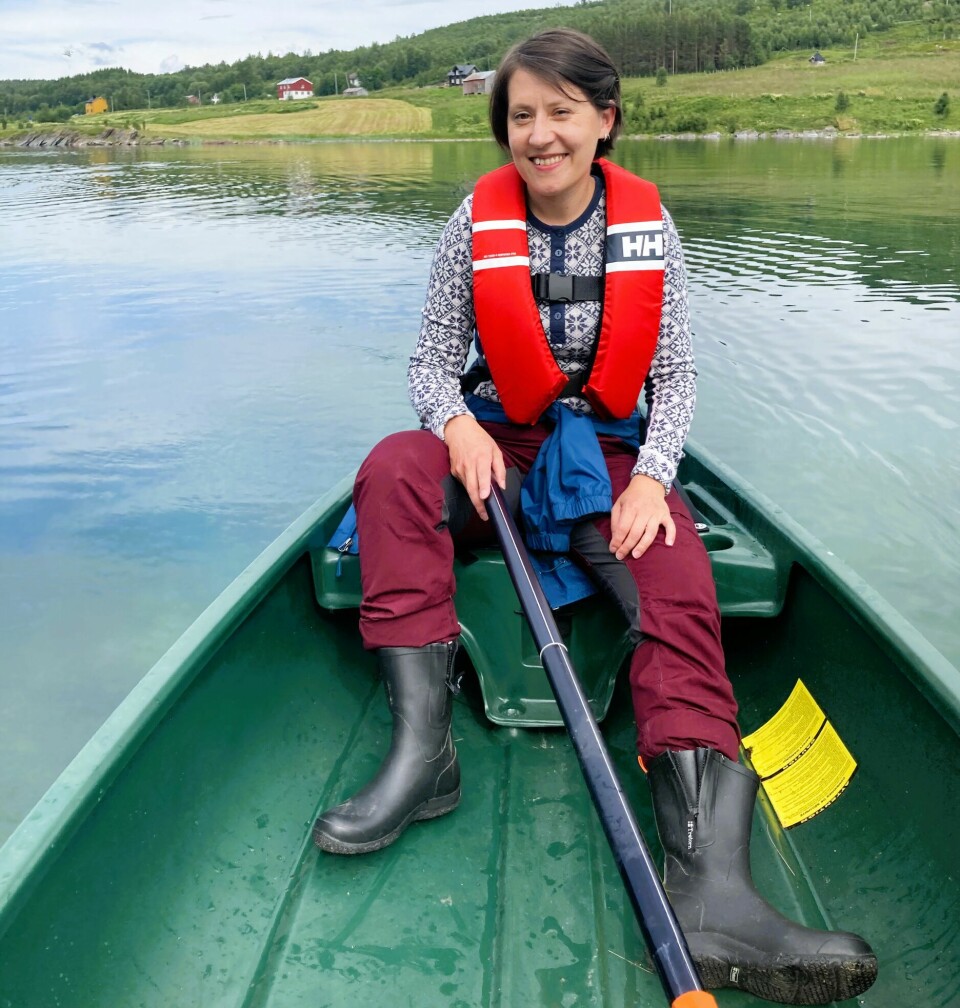 Ane Katrine Øverseth Olsen i kanoen ved Lyngen.