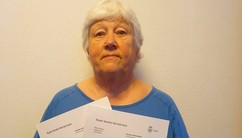 Randi Kaastad (72) med brevet der Oslo kommune sier det tar over seks måneder å behandle klage på avslag om HC-kort