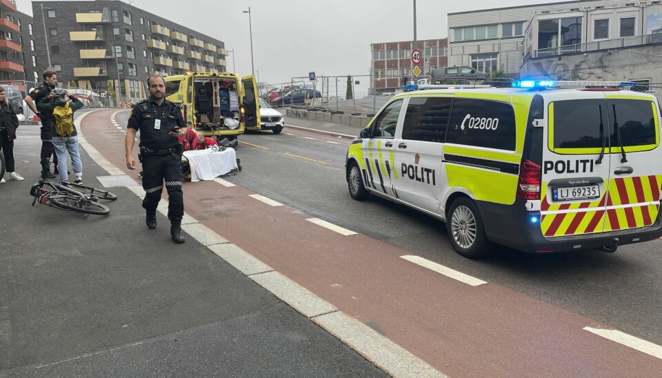 Sykkelulykke i Ensjøveien. Ambulanse og politi på stedet